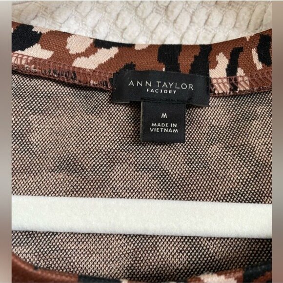 Ann Taylor Factory Animal Print Short Sleeve Blouse Size M Lightweight Top - Picture 2 of 5